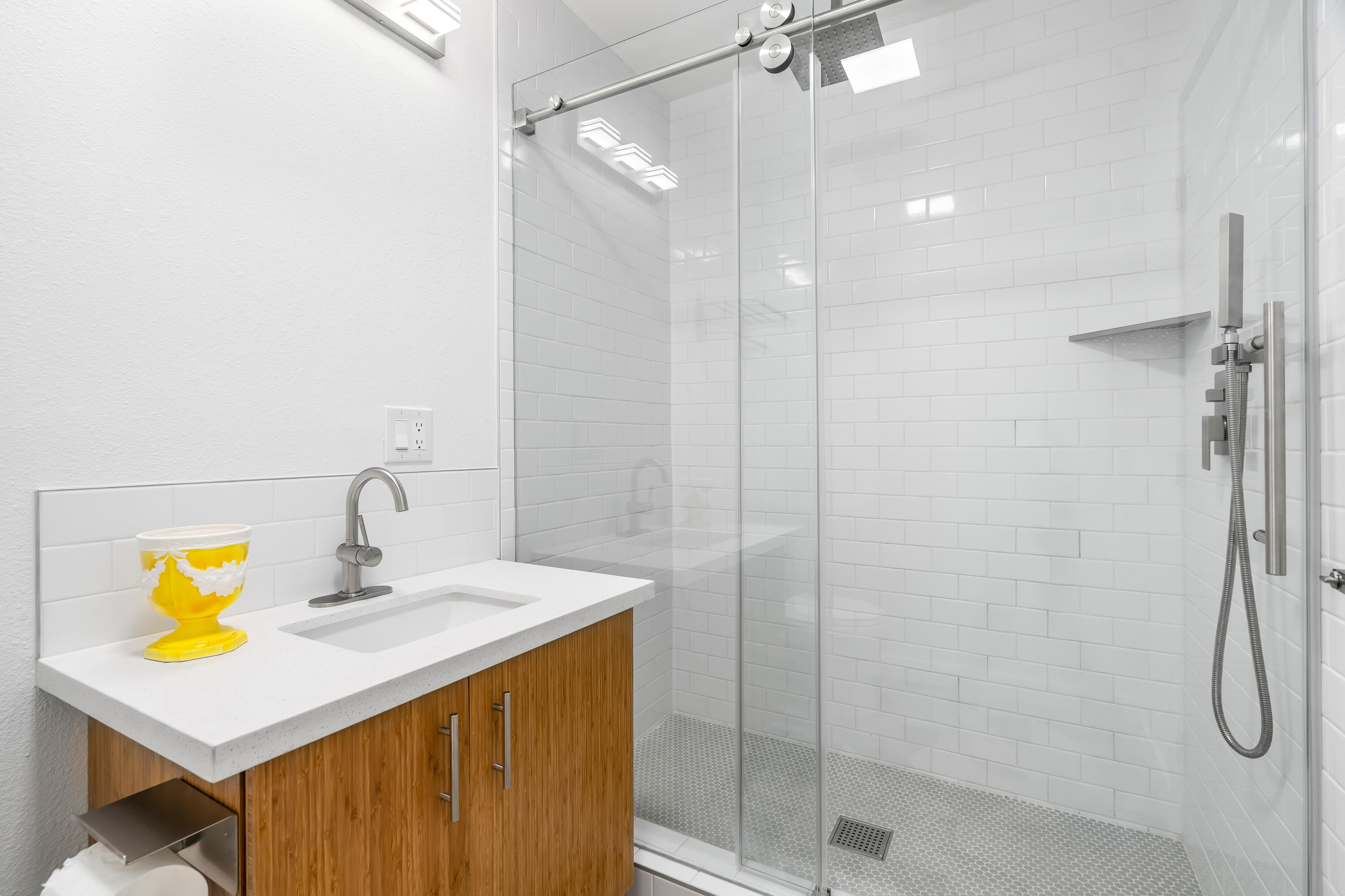 2627 North Cerritos Road Palm Springs, CA 92262 - Photo 23 of 64 Walk-in shower