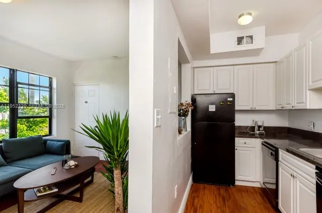 $1,800 | 934 Michigan Avenue, Unit 301, Miami Beach, FL 33139