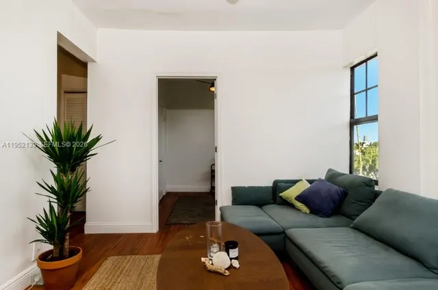 $1,800 | 934 Michigan Avenue, Unit 301, Miami Beach, FL 33139