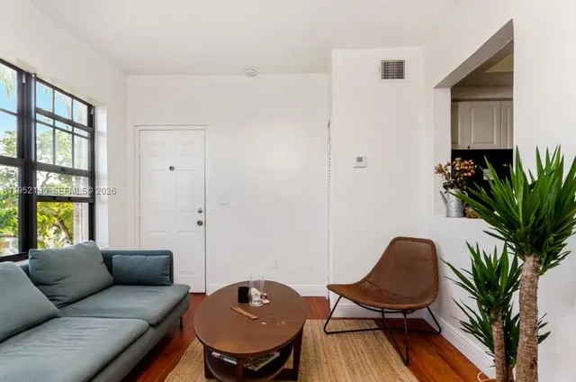 $1,800 | 934 Michigan Avenue, Unit 301, Miami Beach, FL 33139