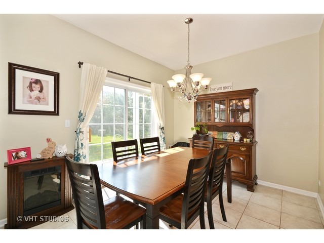 816 Crossing Way St. Charles, IL 60174 - Photo 3 of 10