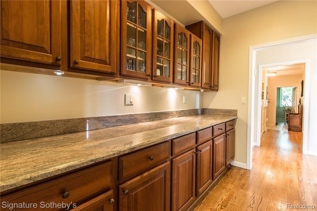 1650 Scenic Hollow Rochester, MI 48306 - Photo 16 of 60 BUTLER'S PANTRY