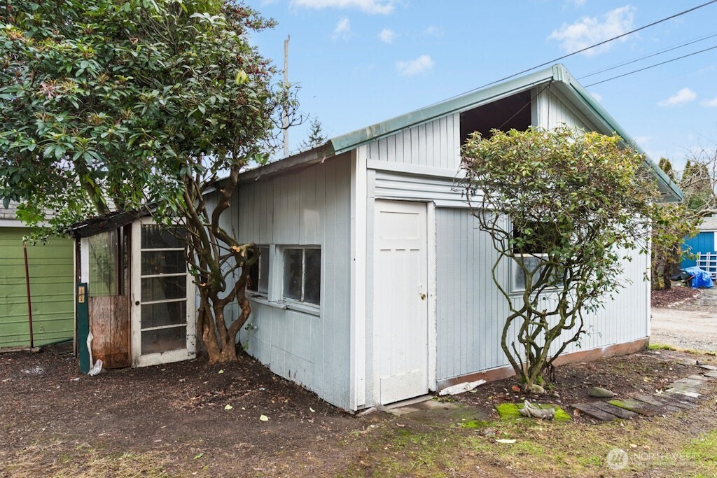 5627 44th Avenue Southwest Seattle, WA 98136 - Photo 26 of 37 a view of a garage