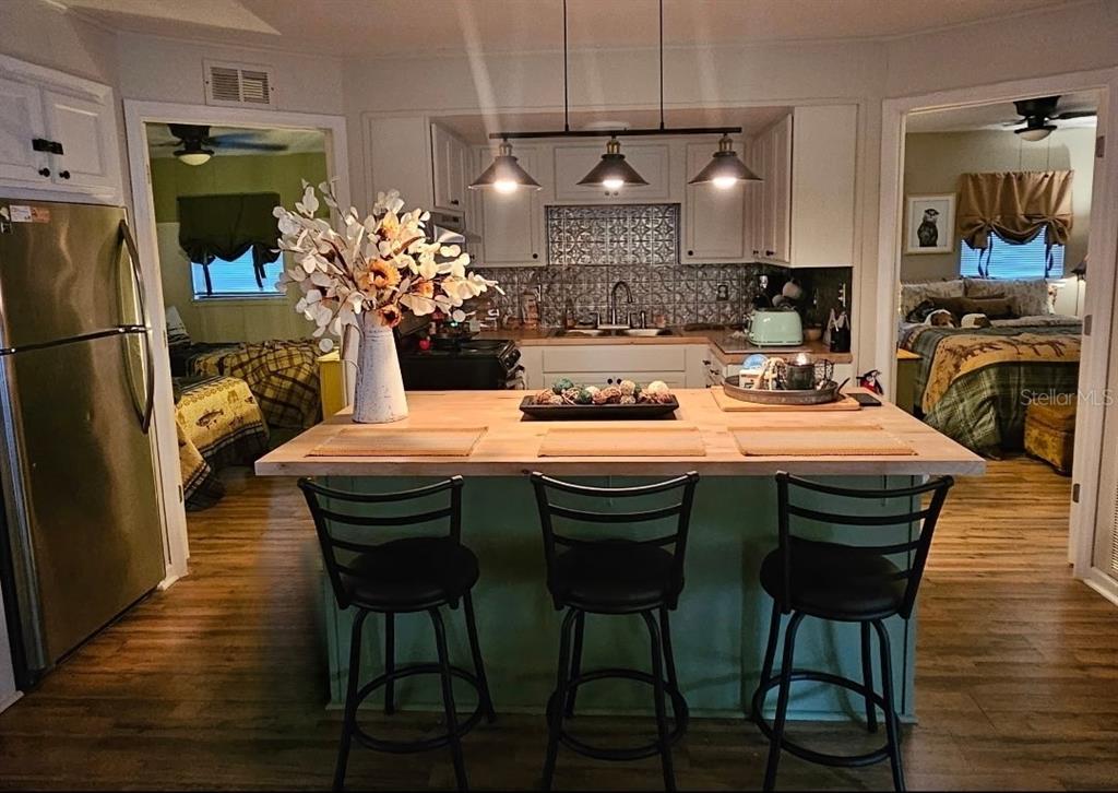 353 North Robin Hood Road Inverness, FL 34450 - Photo 19 of 59 a kitchen with a table and chairs