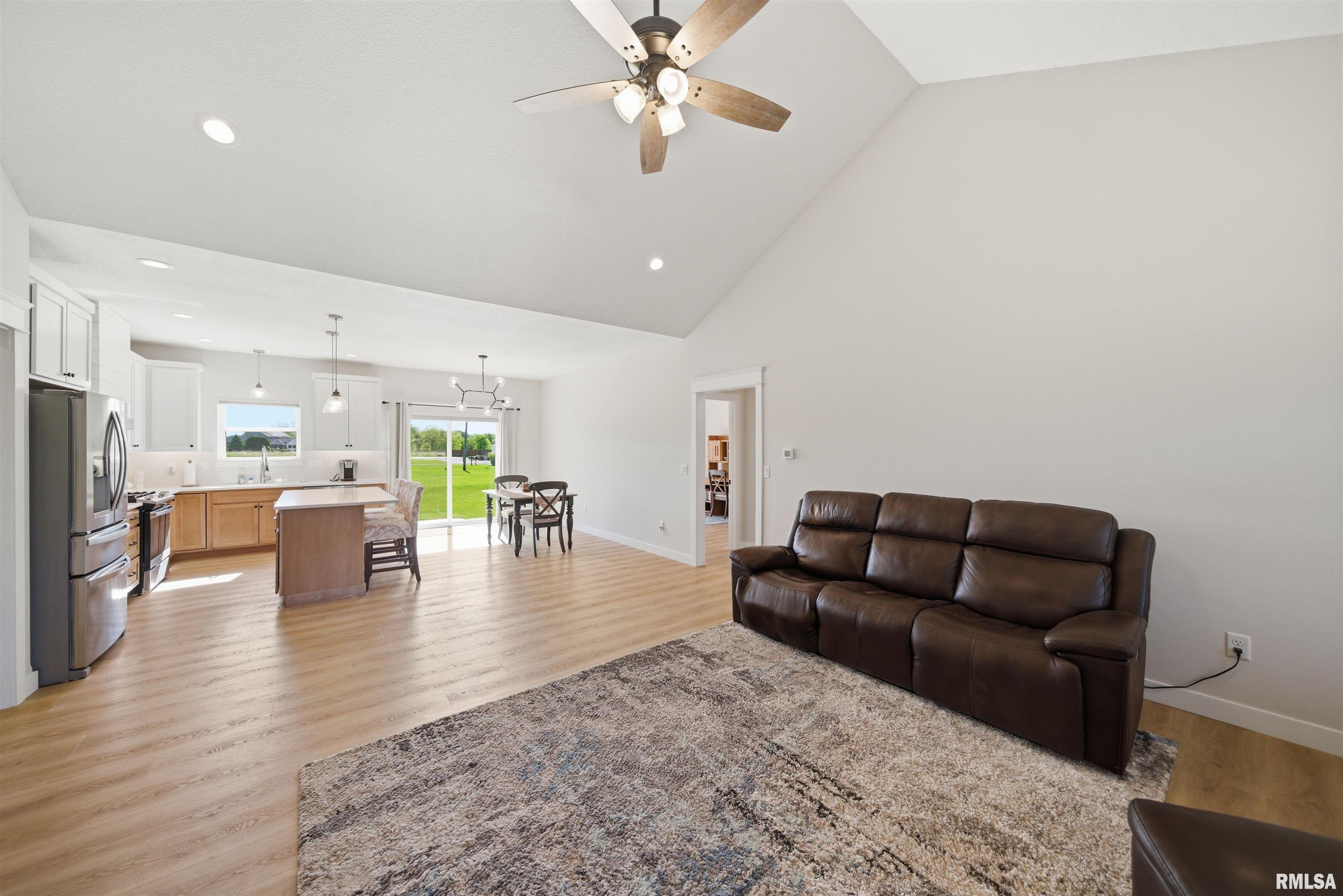 215 Cypress Point Washington, IL 61571 - Photo 4 of 39