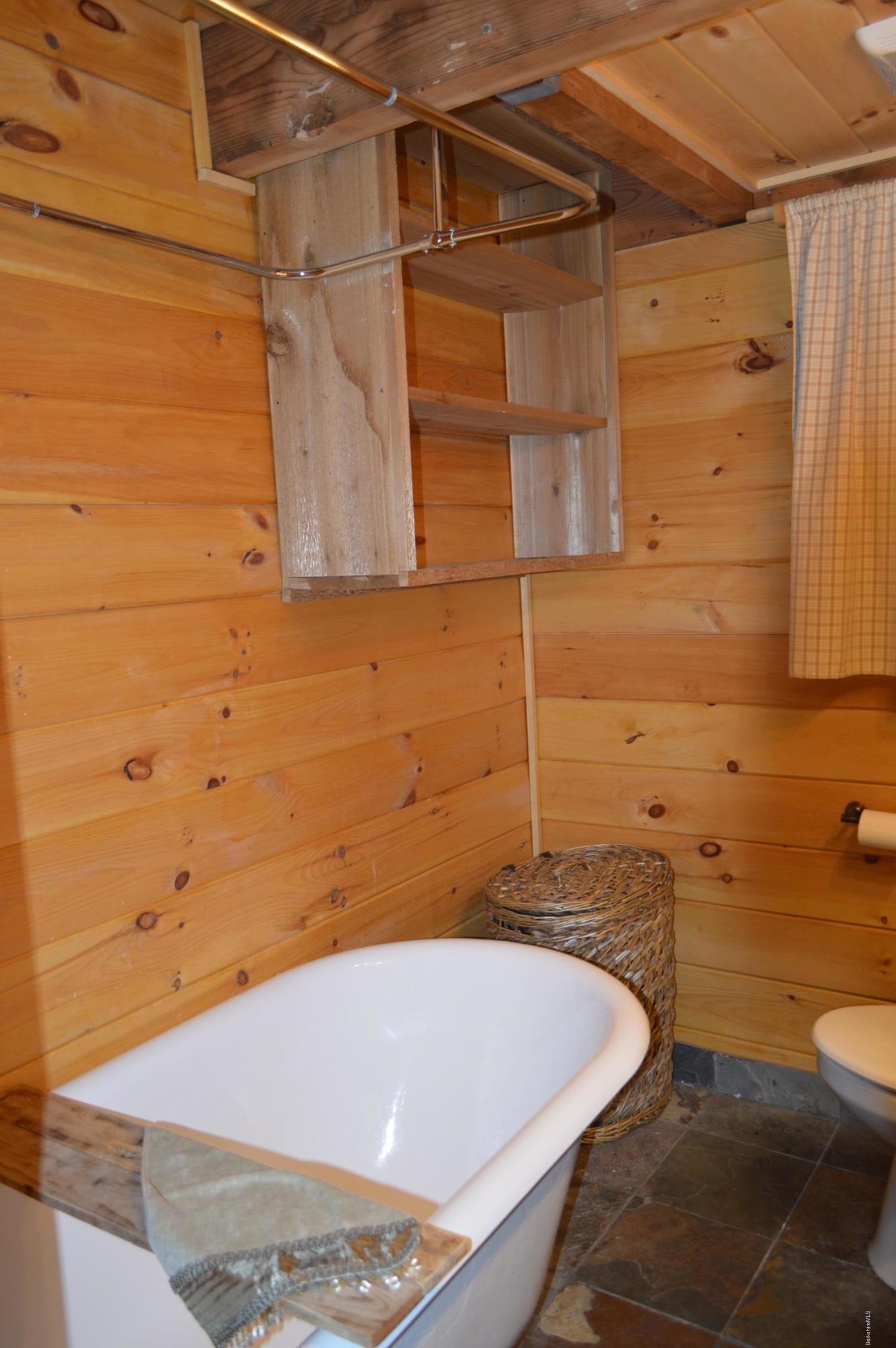 32 Chestnut Road Richmond, MA 01201 - Photo 8 of 31 a bathroom with a bathtub