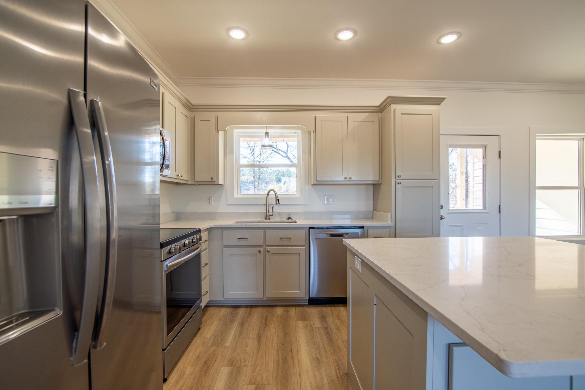 113 Braxton Lane Corinth, MS 38834 - Photo 12 of 39 a kitchen with stainless steel appliances granite countertop a sink a stove and a refrigerator
