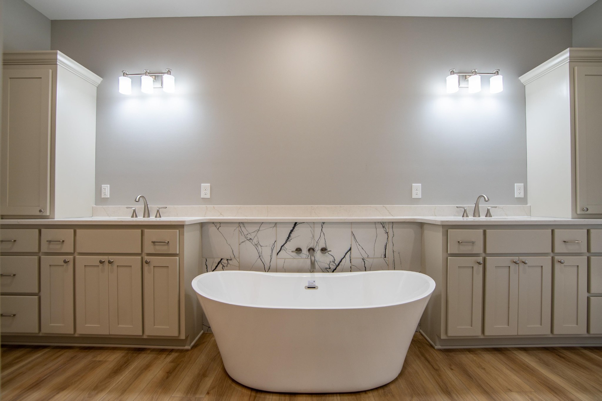 113 Braxton Lane Corinth, MS 38834 - Photo 20 of 39 a bathroom with a bathtub and double vanity