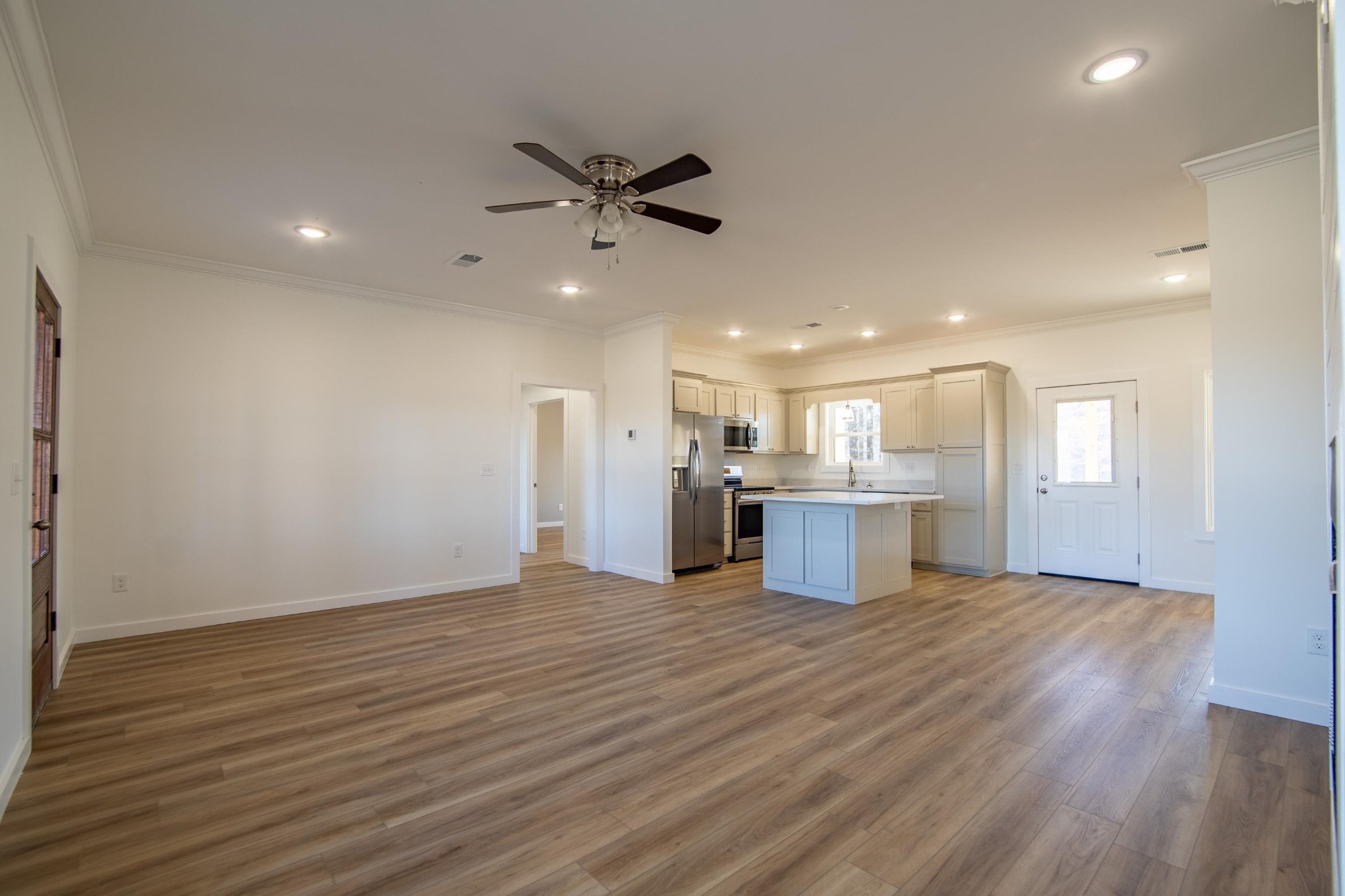 113 Braxton Lane Corinth, MS 38834 - Photo 10 of 39 a view of a kitchen with a sink and microwave
