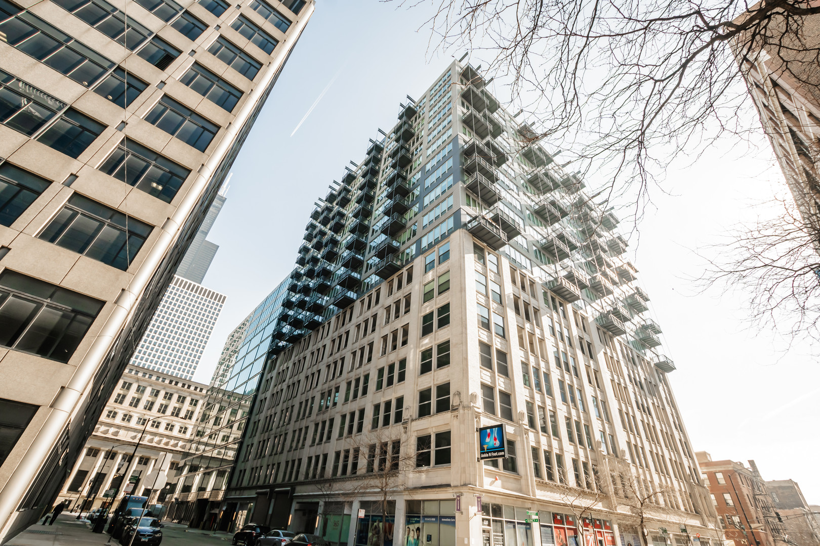 565 West Quincy Street, Unit 710 Chicago, IL 60661 - Photo 1 of 22 front view of a building