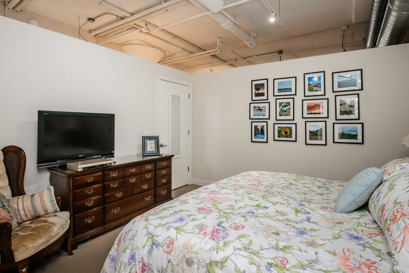565 West Quincy Street, Unit 710 Chicago, IL 60661 - Photo 16 of 22 a bedroom with a bed and a flat screen tv