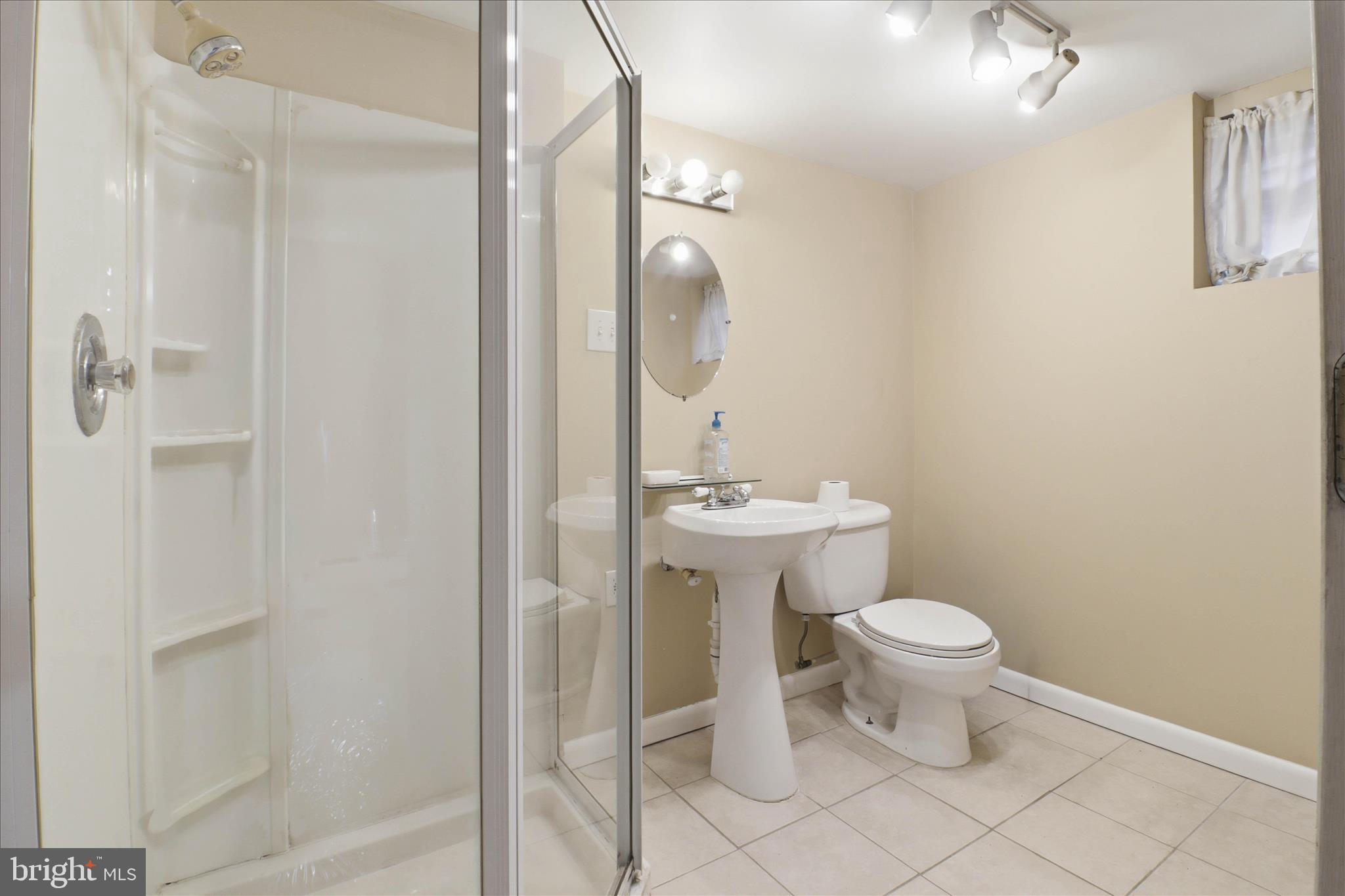 931 Rolridge Avenue Lancaster, PA 17603 - Photo 33 of 52 a bathroom with a toilet sink and shower