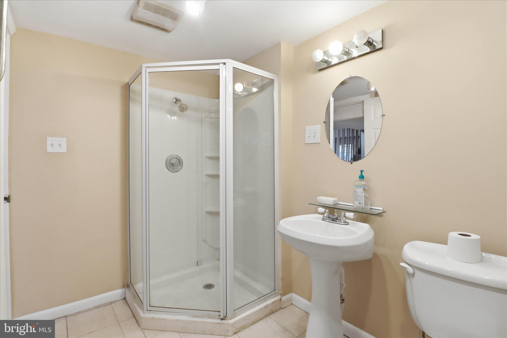 931 Rolridge Avenue Lancaster, PA 17603 - Photo 34 of 52 a bathroom with a shower a sink and a mirror