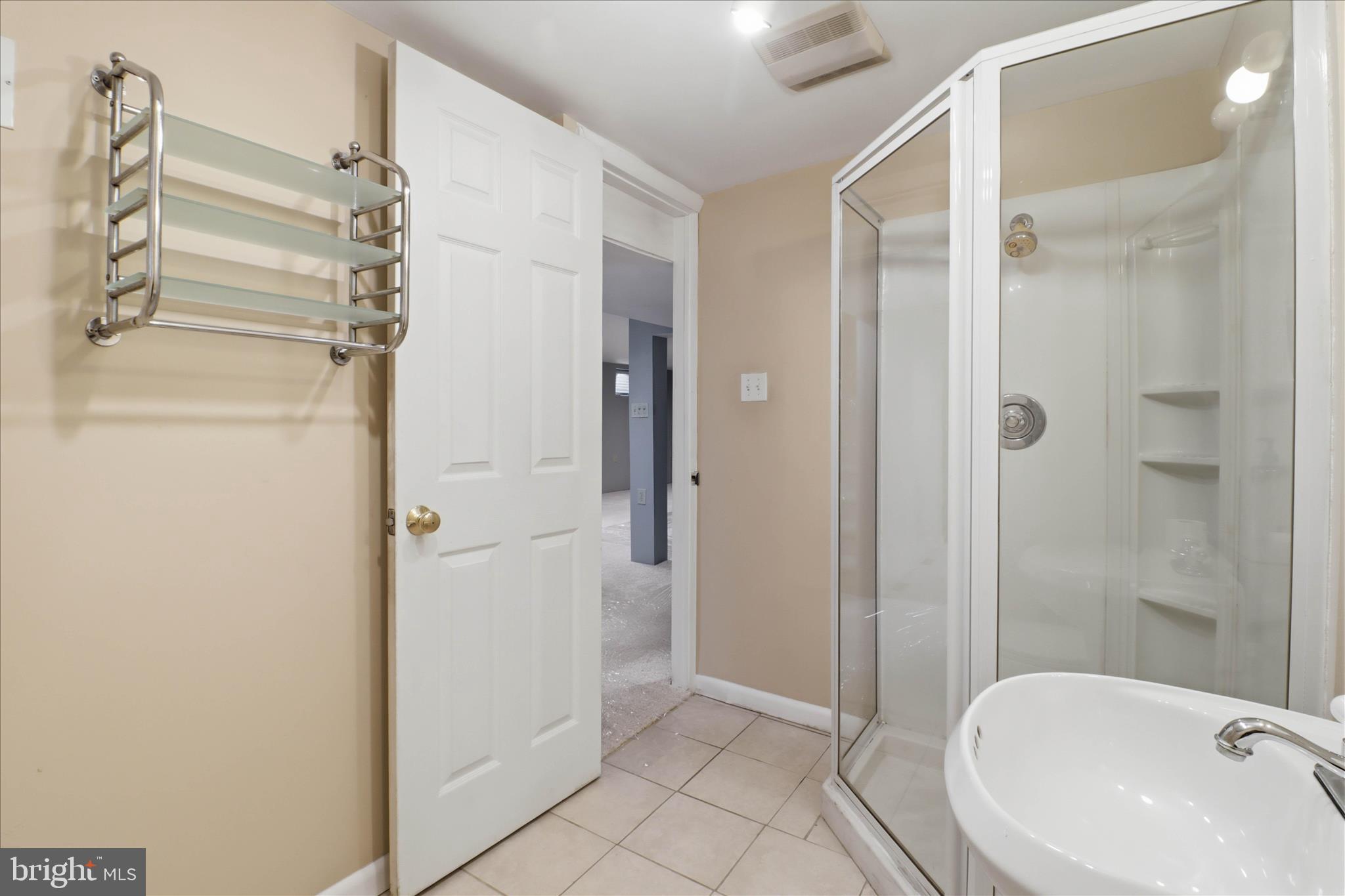 931 Rolridge Avenue Lancaster, PA 17603 - Photo 35 of 52 a bathroom with a bathtub and shower