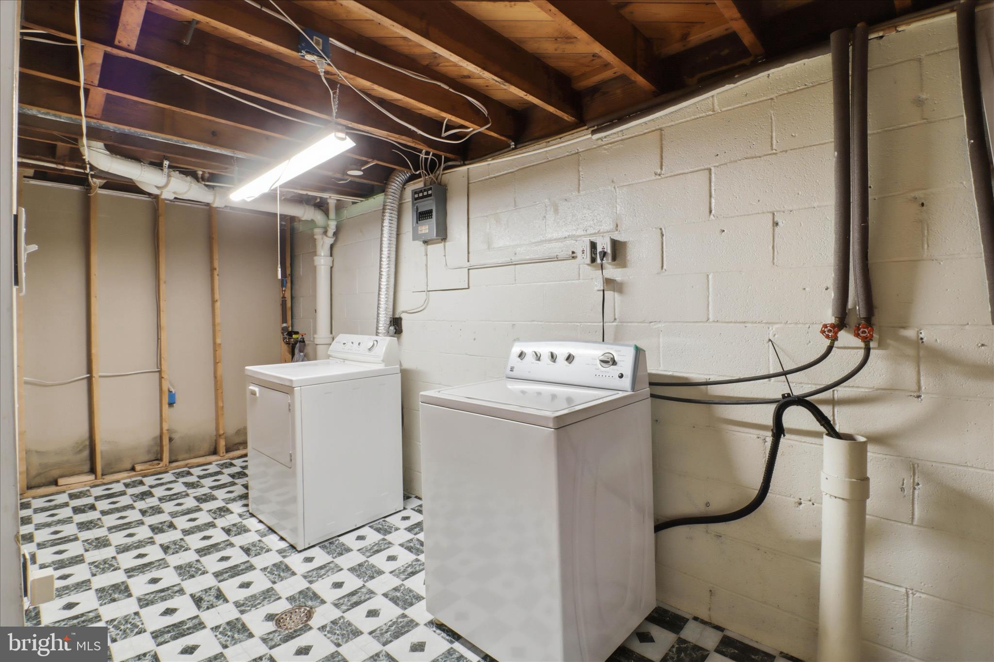 931 Rolridge Avenue Lancaster, PA 17603 - Photo 36 of 52 a utility room with dryer and washer