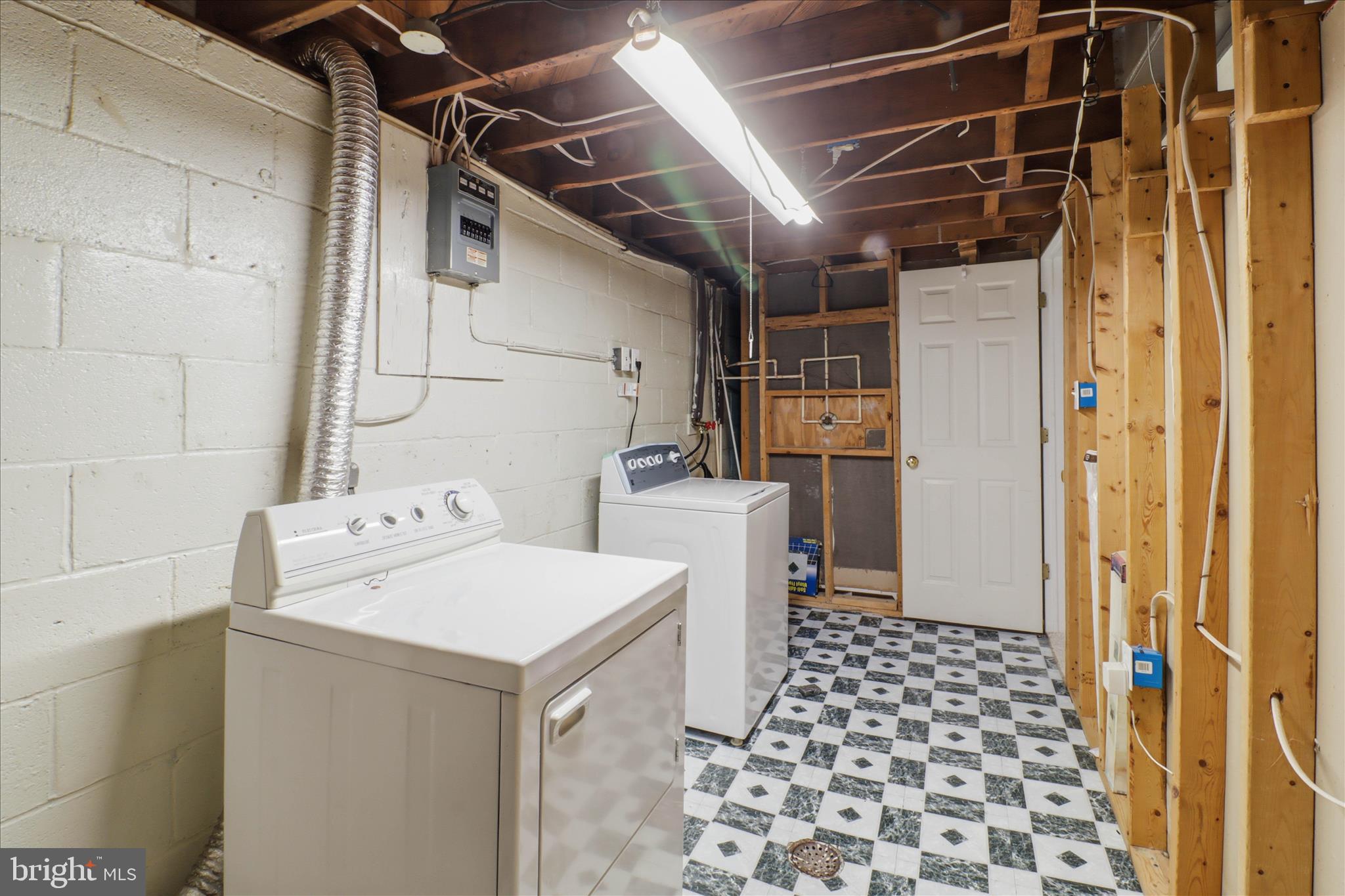 931 Rolridge Avenue Lancaster, PA 17603 - Photo 37 of 52 a utility room with dryer and washer