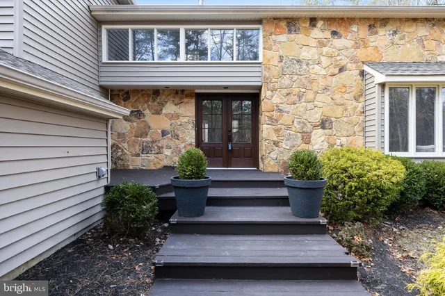 $689,900 | 26 Glen Lake Drive, Medford, NJ 08055