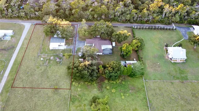 an aerial view of a house having yard