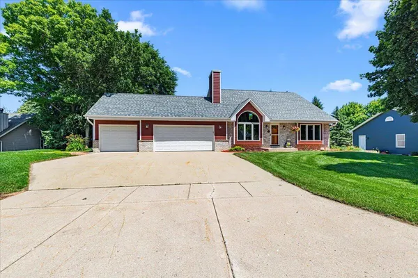 $524,900 | 8370 Hillsdale Drive, Franklin, WI 53132