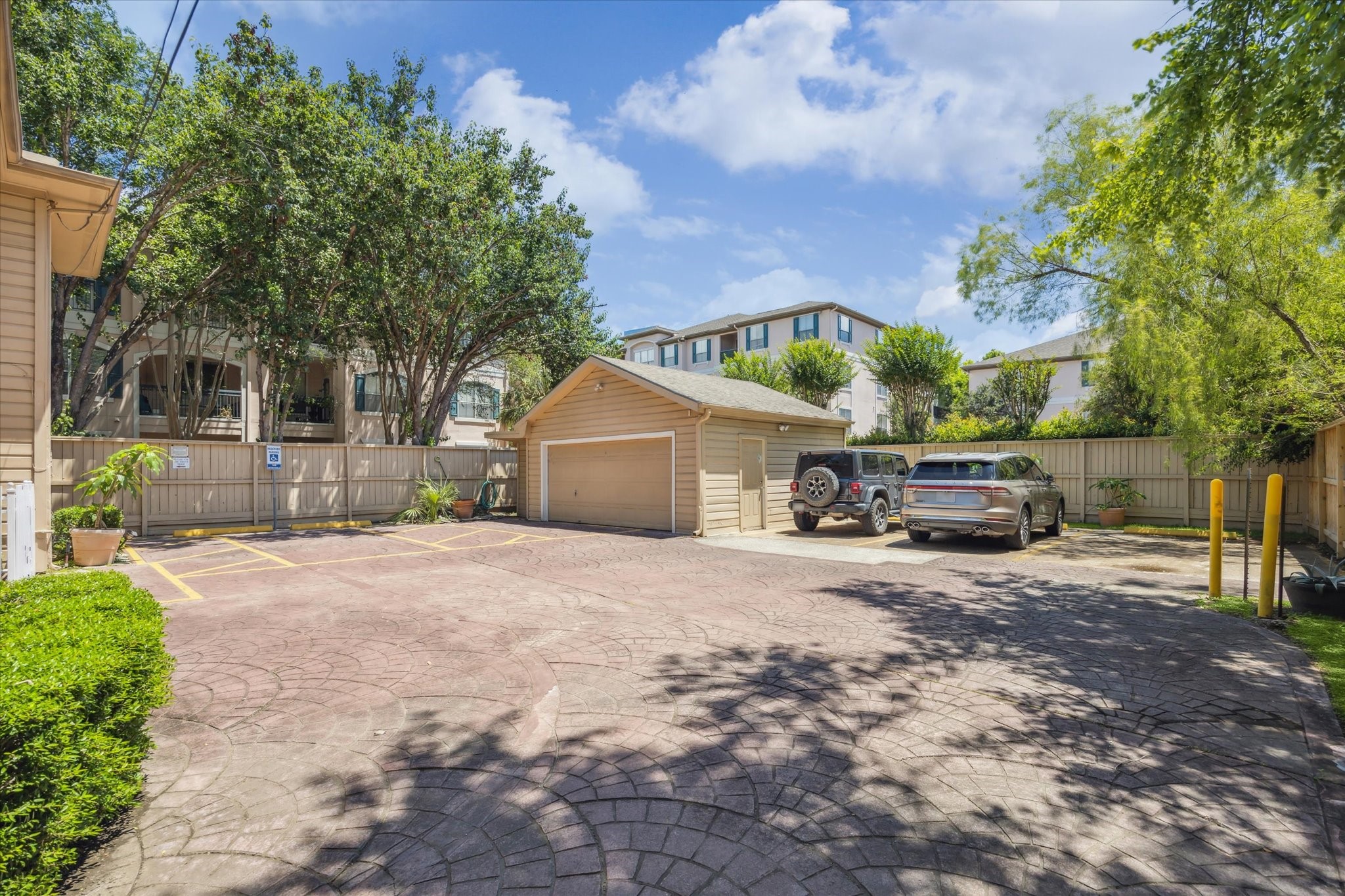5135 Edloe Street Houston, TX 77005 - Photo 38 of 40 Two car garage and plenty of parking