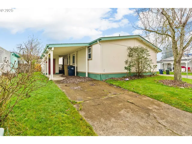 a view of a house with a backyard
