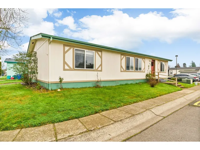 a view of a house with backyard