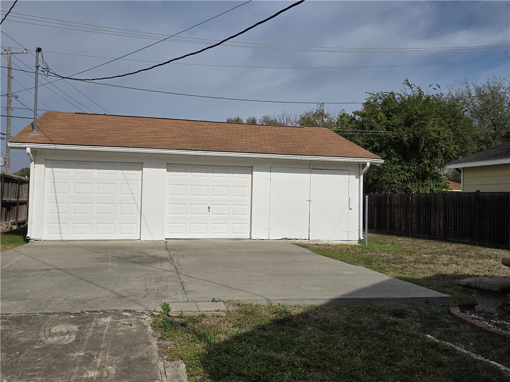 1105 East 5th Street Alice, TX 78332 - Photo 14 of 20 a front view of house with yard
