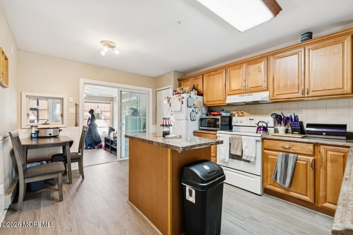 93 Halls Croft Road, Unit C Freehold, NJ 07728 - Photo 3 of 25 16