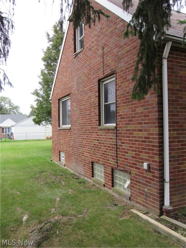 8002 West Ridgewood Drive Cleveland, OH 44129 - Photo 3 of 29