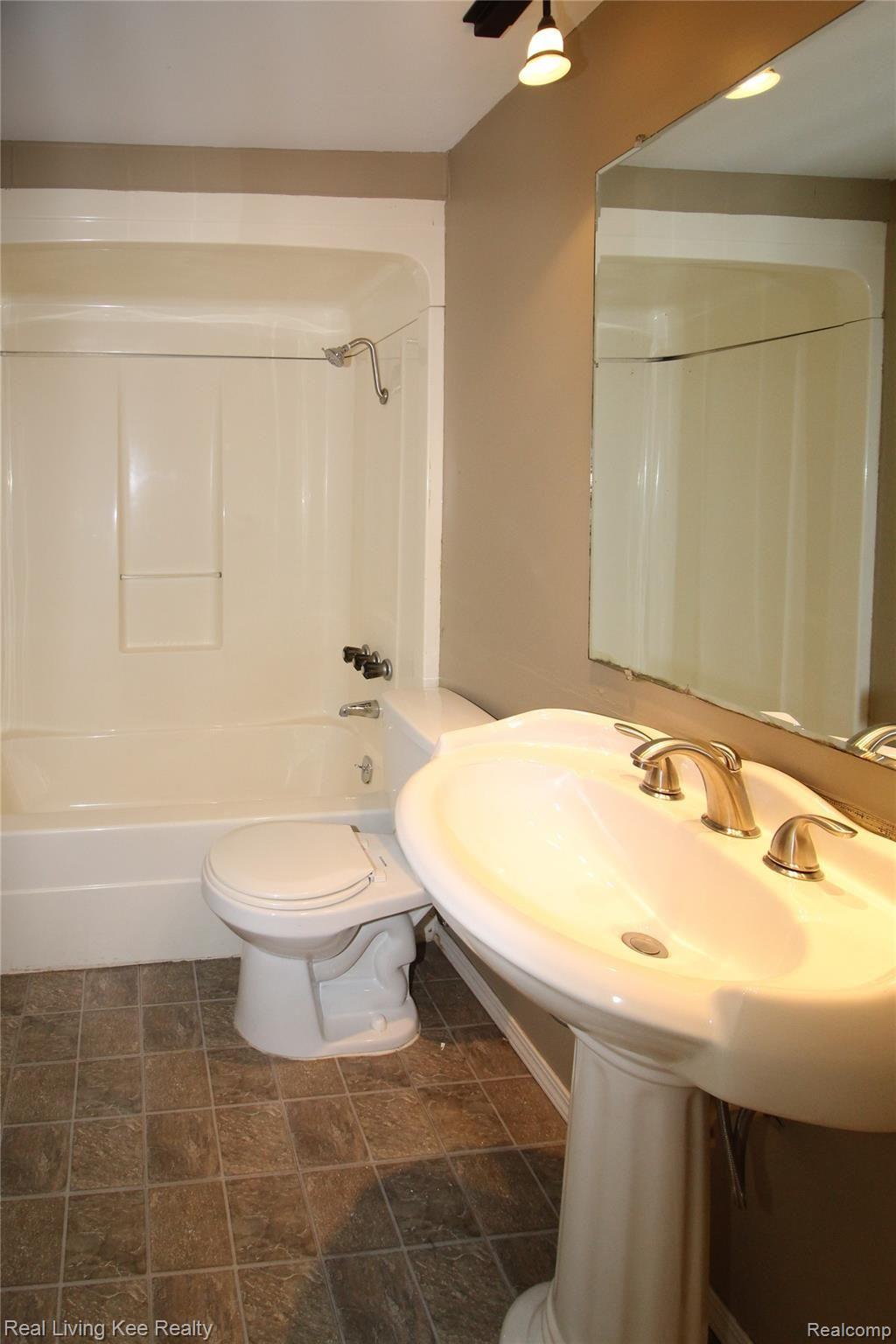 2939 Meadowbrook Drive Rochester, MI 48309 - Photo 20 of 29 IMG_6598.jpg