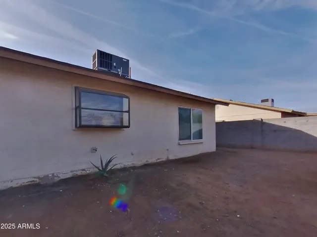 a view of a backyard