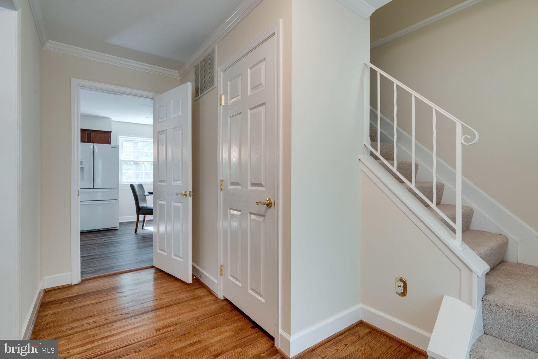 6407 Rivington Road Springfield, VA 22152 - Photo 3 of 41 Inviting Entry