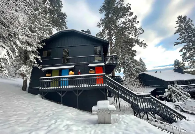 a roof deck with table and chairs