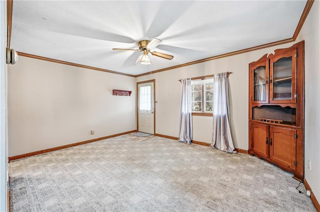 1122 Memorial Boulevard Sharon, PA 16146 - Photo 11 of 31 LIVING ROOM