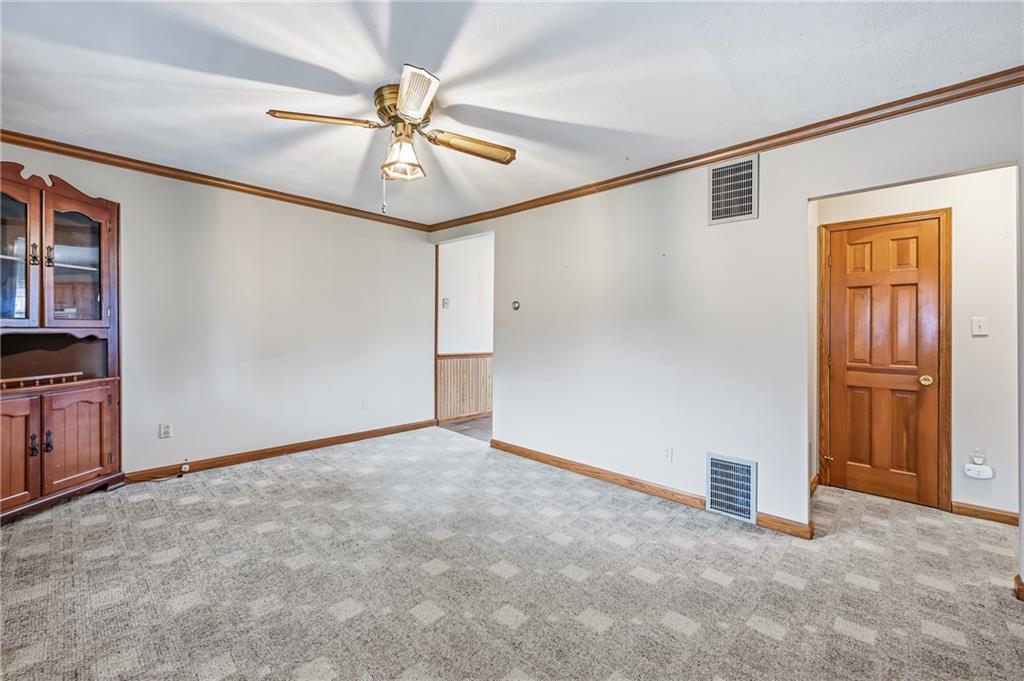 1122 Memorial Boulevard Sharon, PA 16146 - Photo 12 of 31 LIVING ROOM