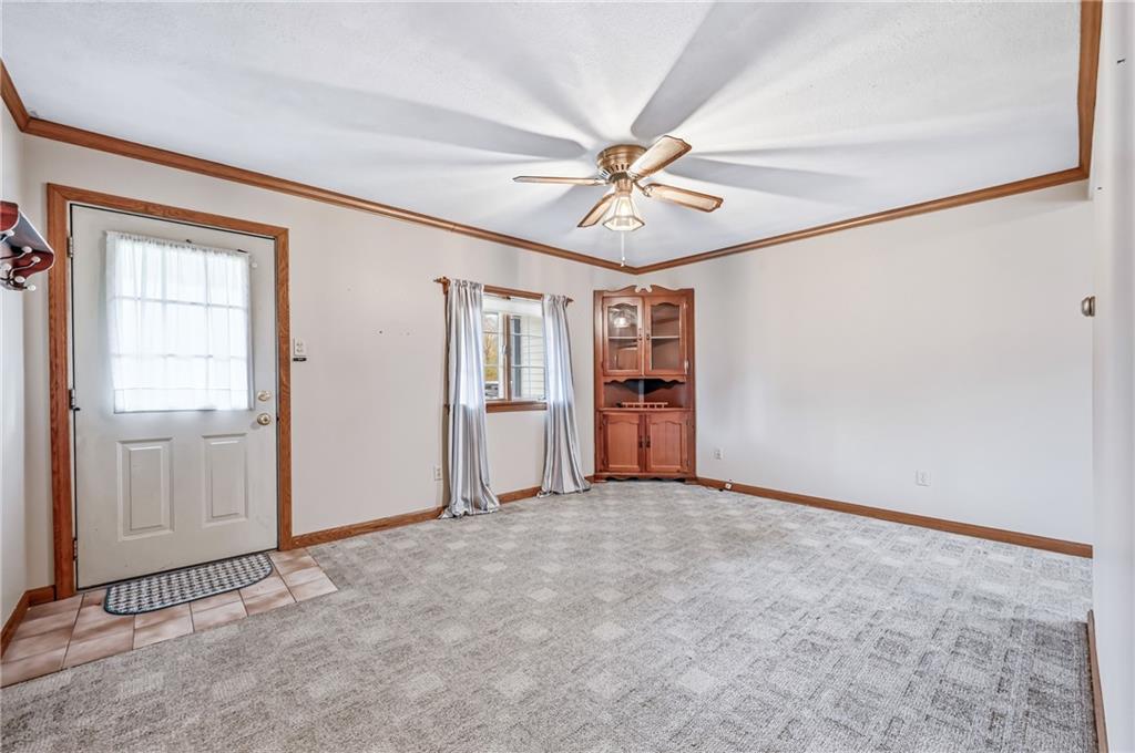 1122 Memorial Boulevard Sharon, PA 16146 - Photo 10 of 31 LIVING ROOM