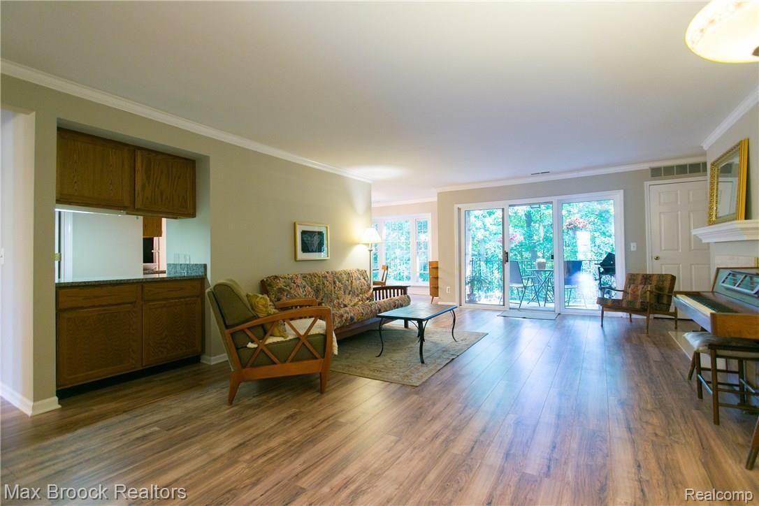 1655 Huntington Park Rochester, MI 48309 - Photo 5 of 40 Open and Airy!