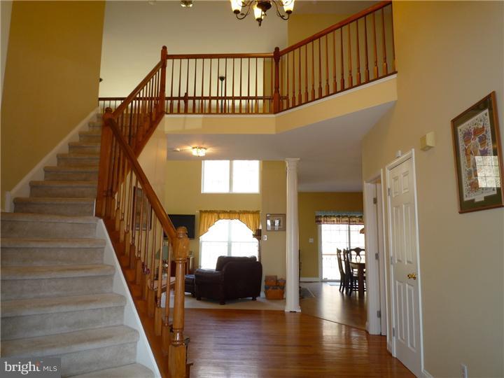19 Montague Road Newark, DE 19713 - Photo 2 of 25 Foyer