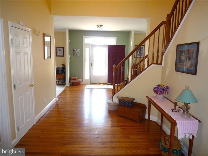 19 Montague Road Newark, DE 19713 - Photo 3 of 25 Foyer