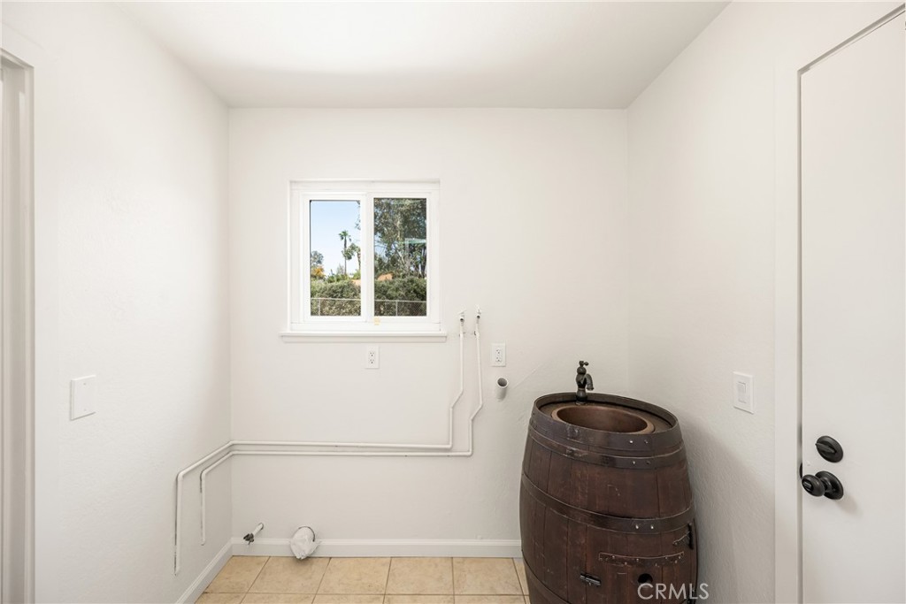 16481 Valle Vista Way Riverside, CA 92506 - Photo 44 of 73 a bathroom with a window