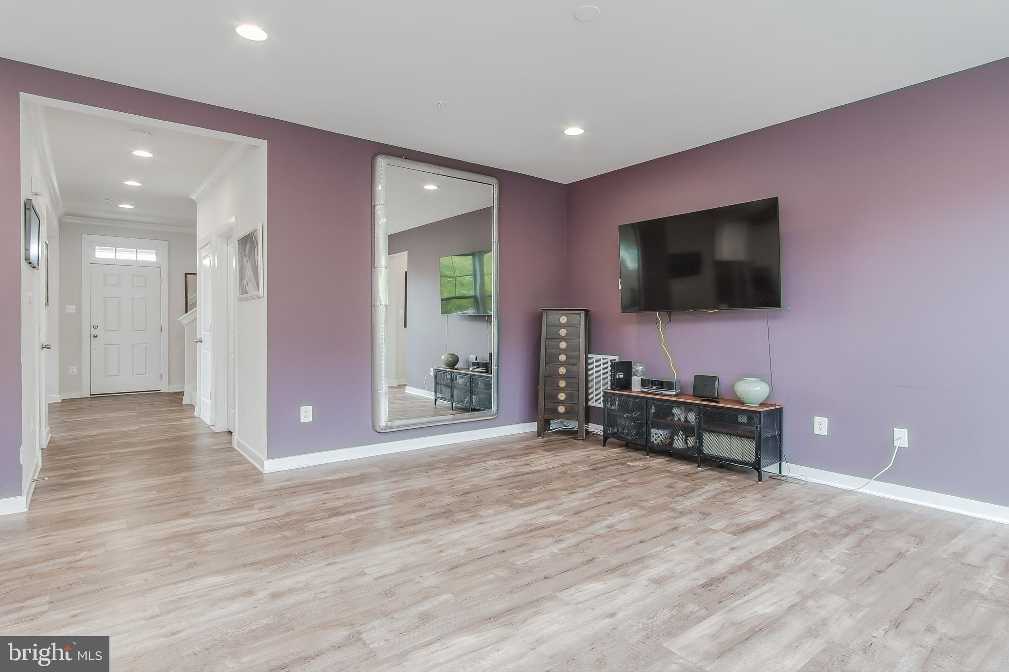 2048 Chamberlain Drive Frederick, MD 21702 - Photo 15 of 39 Living room Pic 3