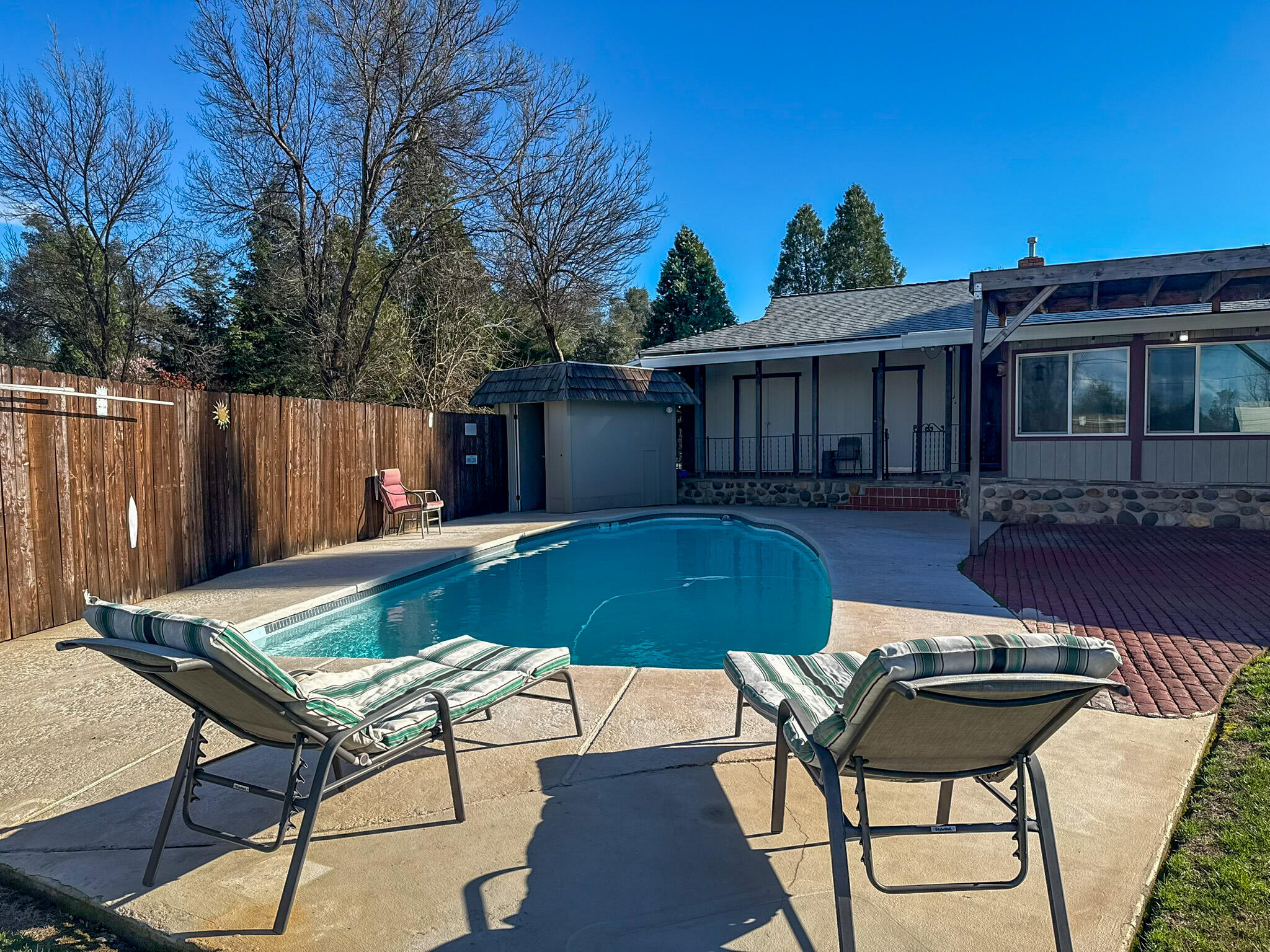 8641 Redbank Road Redding, CA 96001 - Photo 34 of 59 a view of a chairs and table in the patio