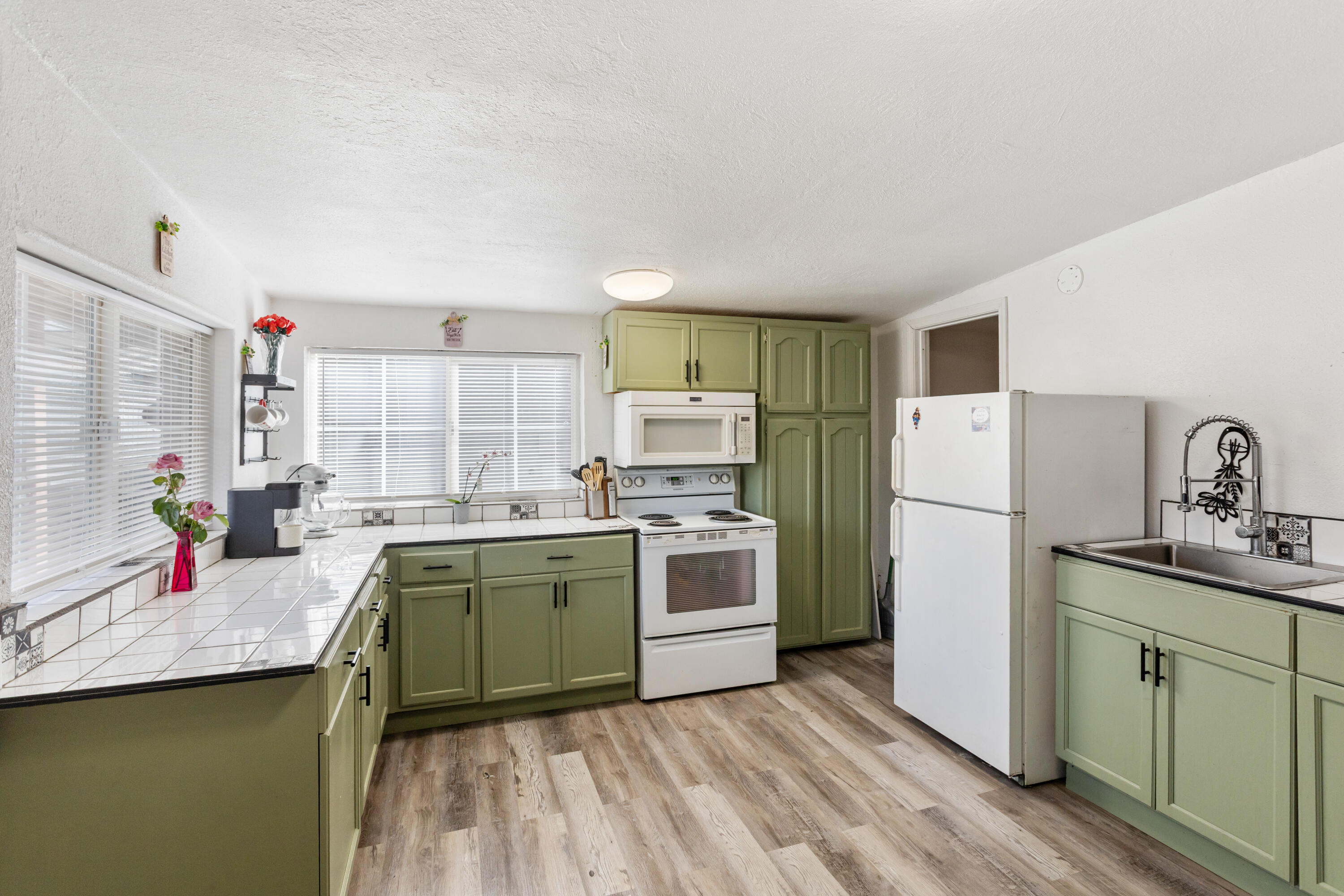 8641 Redbank Road Redding, CA 96001 - Photo 39 of 59 a kitchen with a sink stove and refrigerator