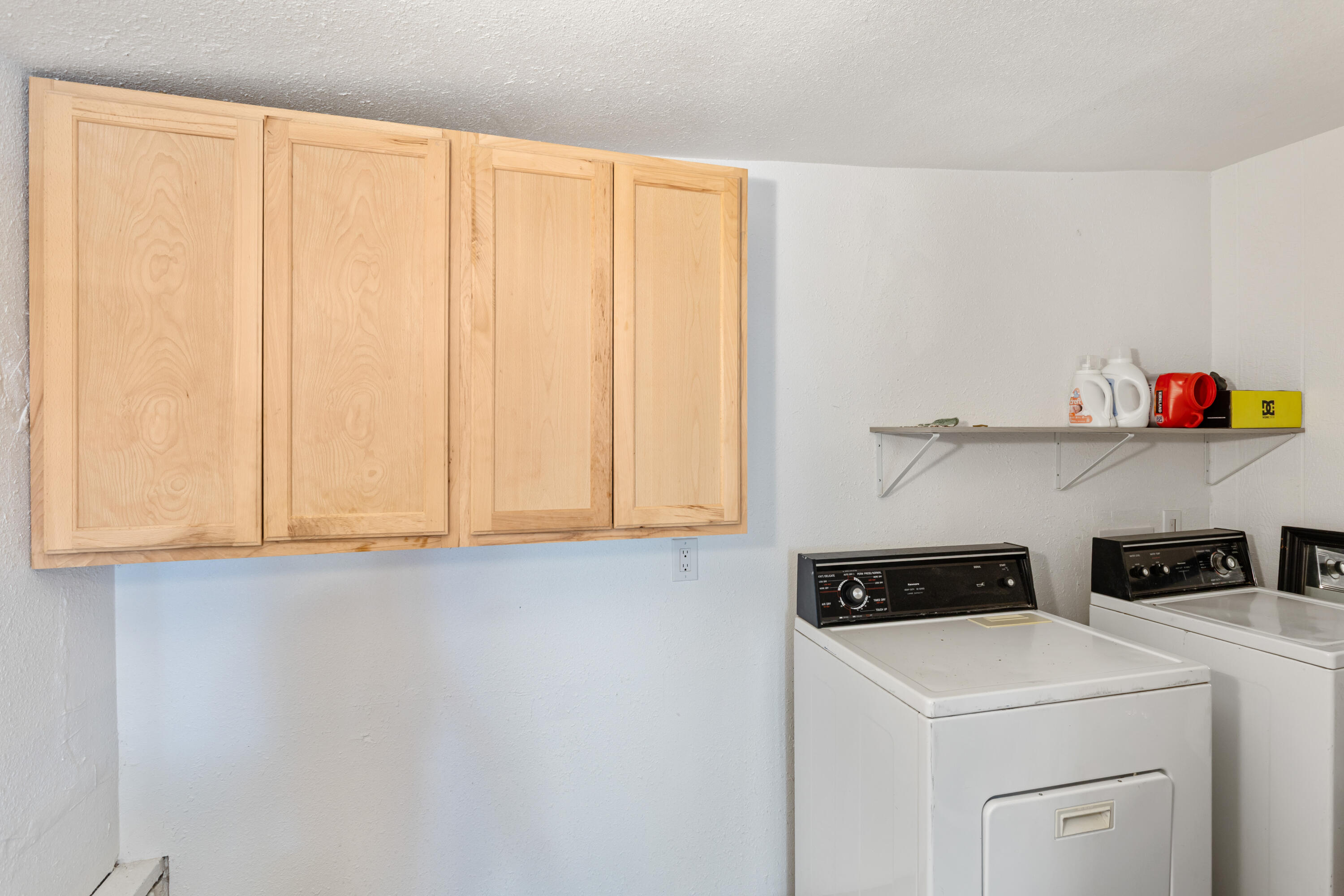 8641 Redbank Road Redding, CA 96001 - Photo 45 of 59 a utility room with dryer and washer