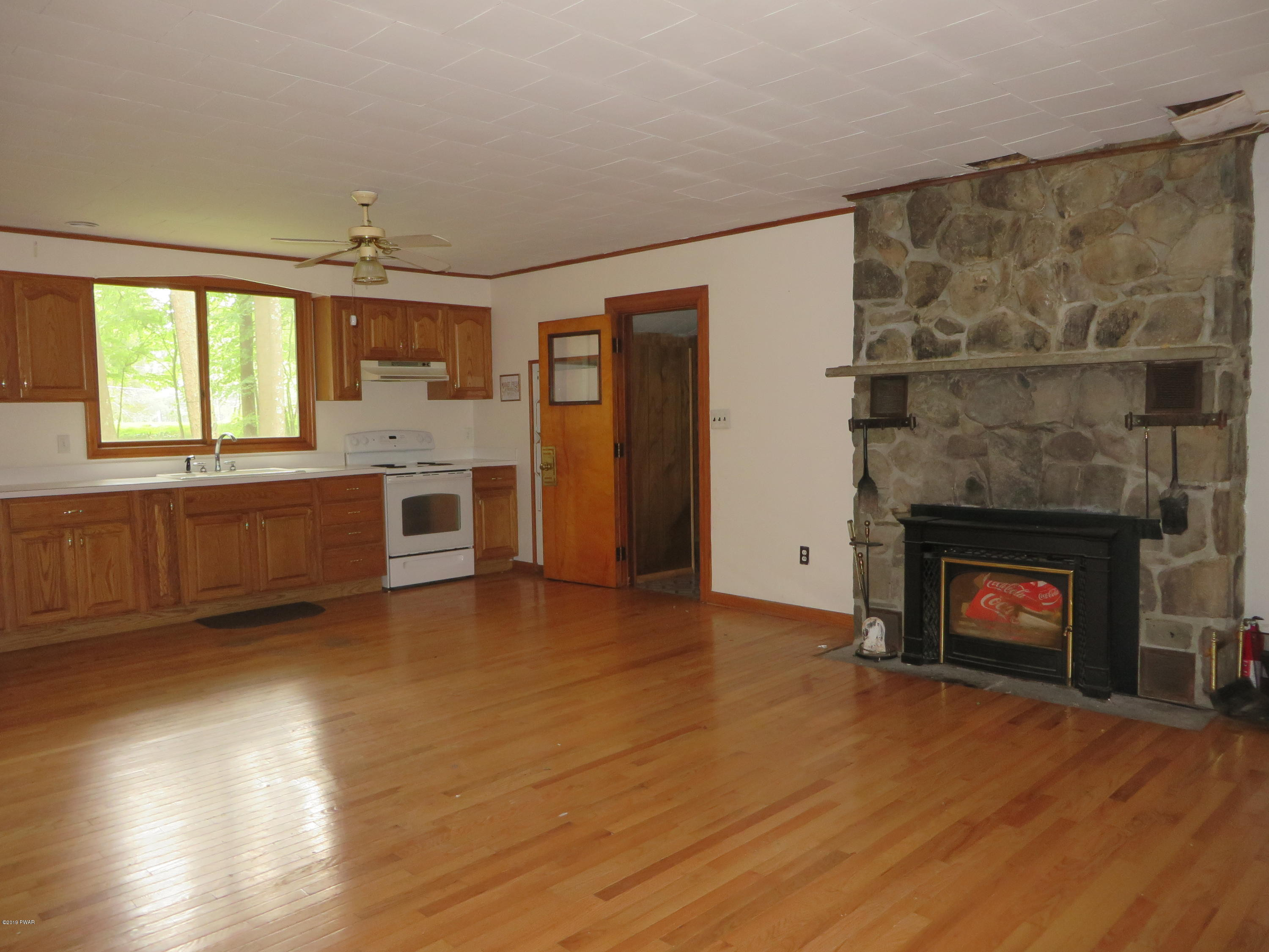 113 Hickory Road Dingmans Ferry, PA 18328 - Photo 5 of 17 007