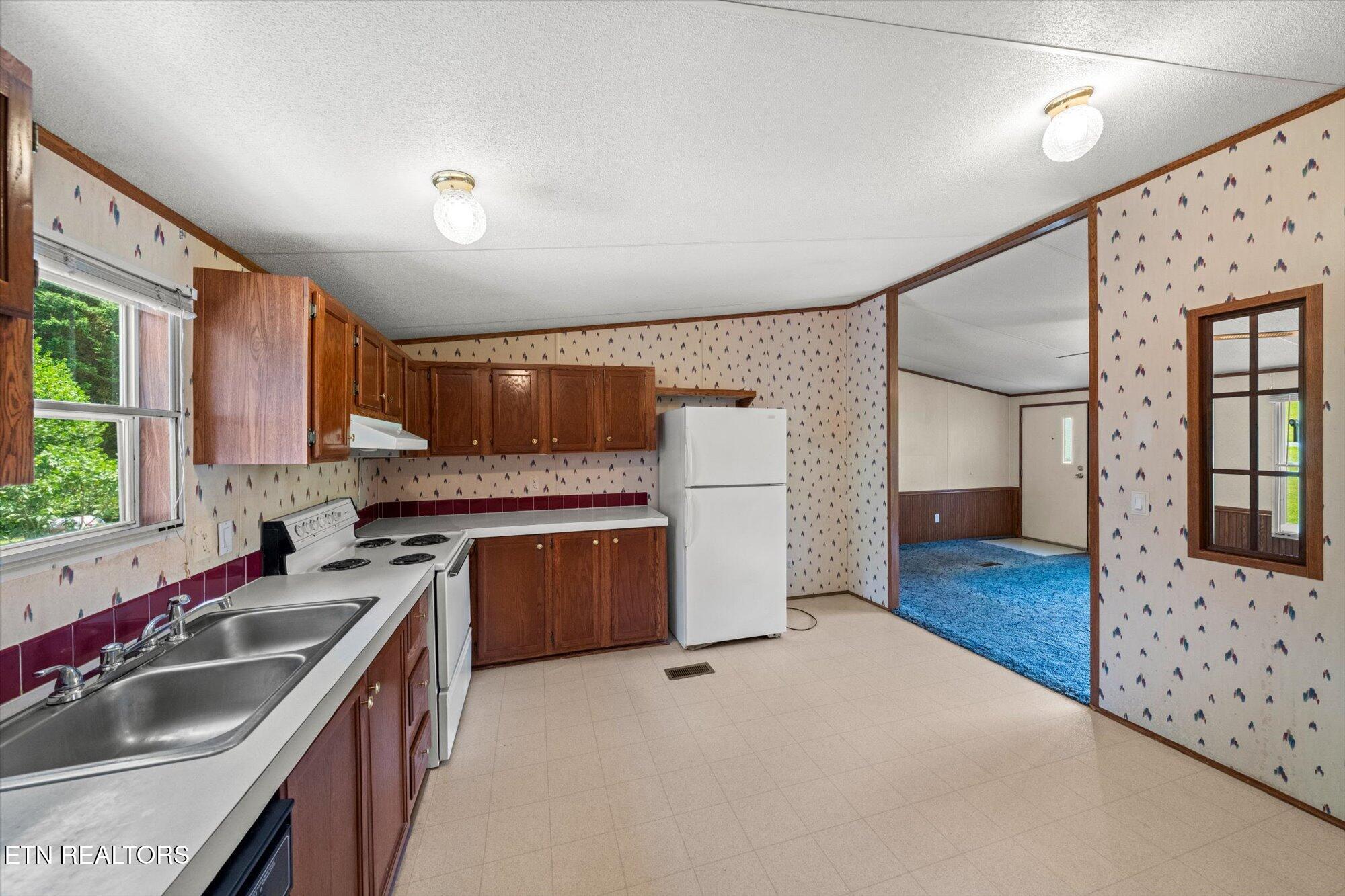 2764 Roberts Road Kodak, TN 37764 - Photo 11 of 29 Kitchen/dining room