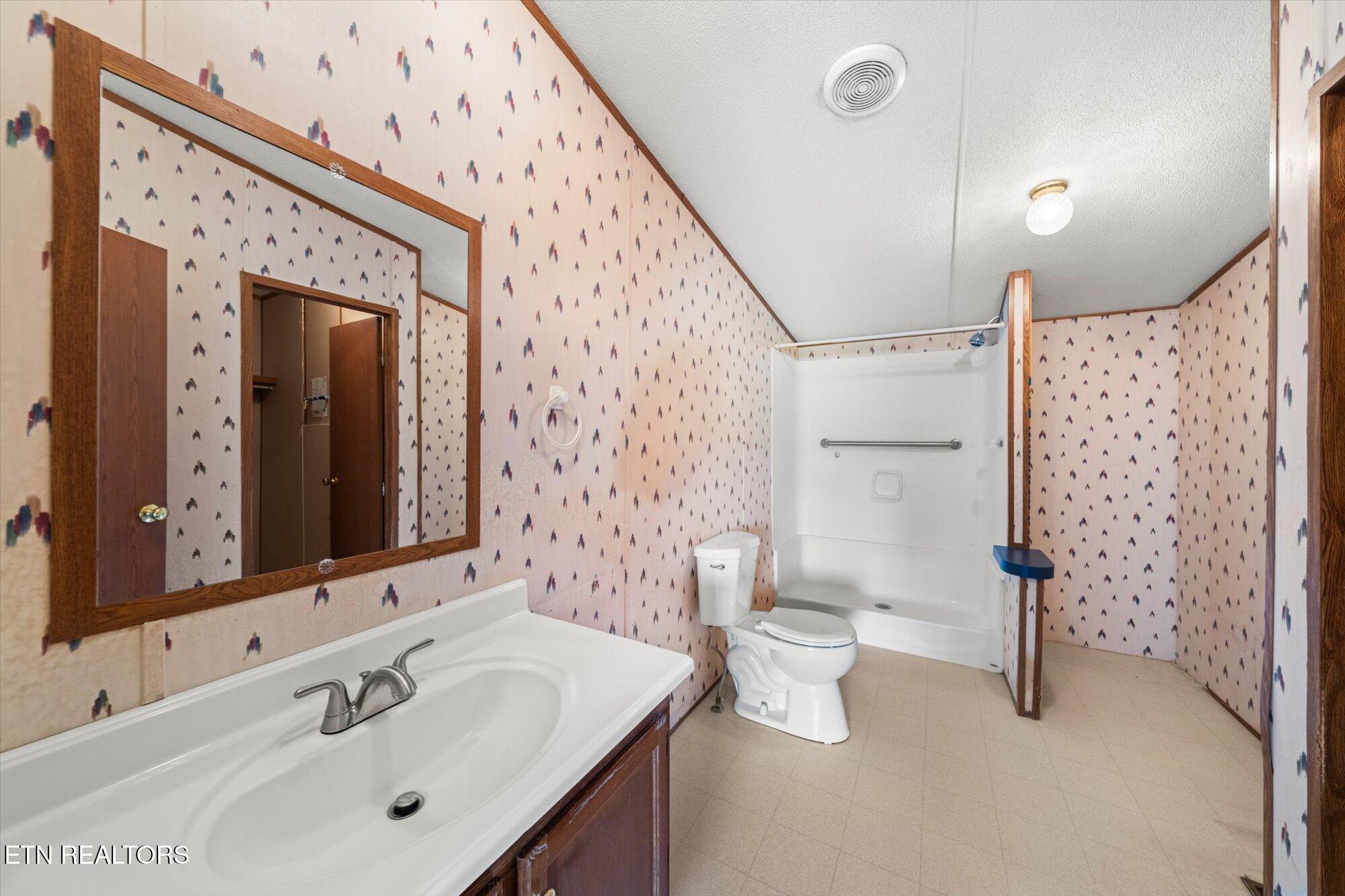 2764 Roberts Road Kodak, TN 37764 - Photo 17 of 29 Master bathroom
