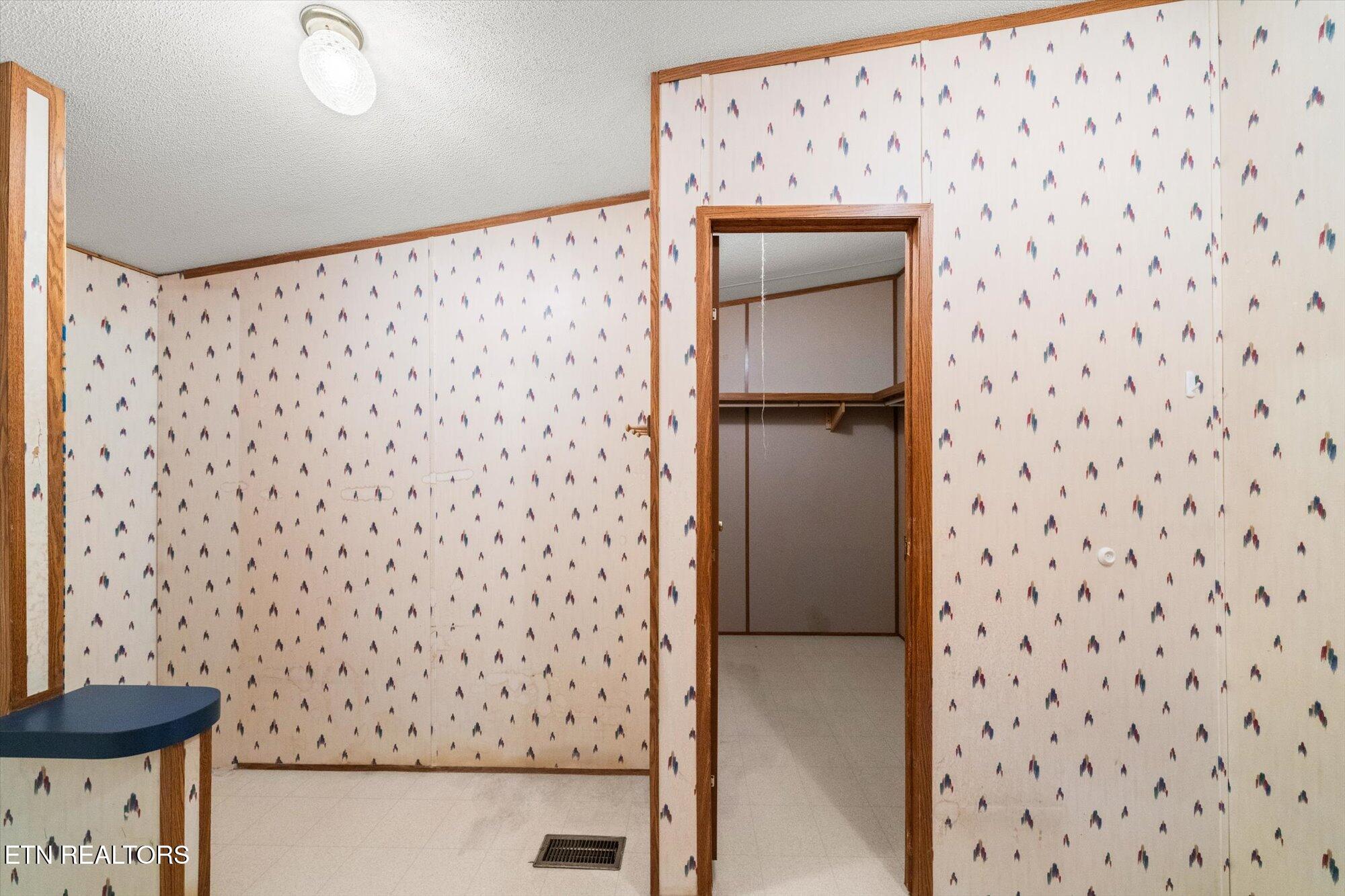 2764 Roberts Road Kodak, TN 37764 - Photo 18 of 29 Walk in master closet