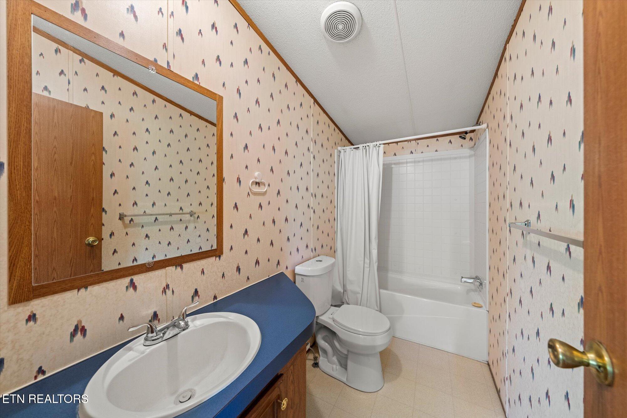 2764 Roberts Road Kodak, TN 37764 - Photo 21 of 29 Hall bathroom