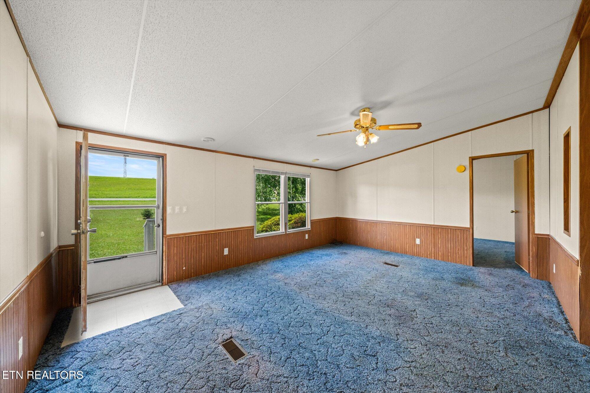 2764 Roberts Road Kodak, TN 37764 - Photo 5 of 29 Living room